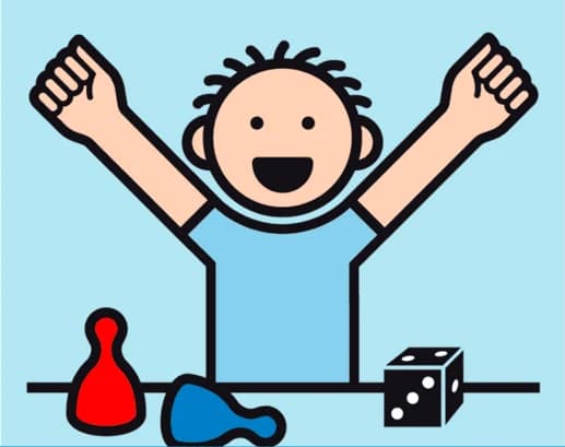 Ein Kind, das an einem Spielbrett jubelt